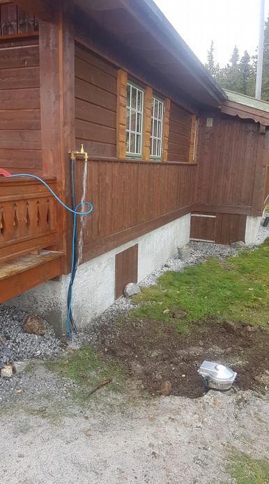 Ferdig brønn med vannuttak på hyttevegg