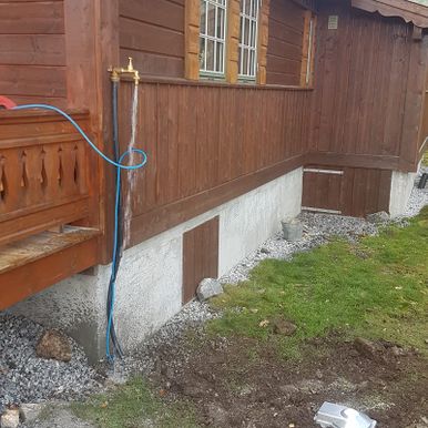 Ferdig brønn med vannuttak på hyttevegg
