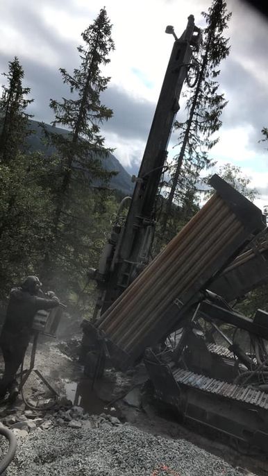 Boring av brønn i skog
