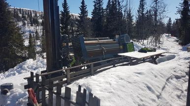 Brønnboring i skog med snø