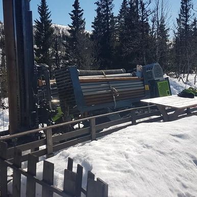 Brønnboring i skog med snø