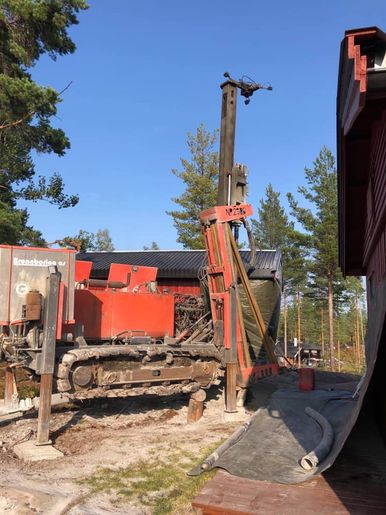 Brønnboring i skog ved hytte