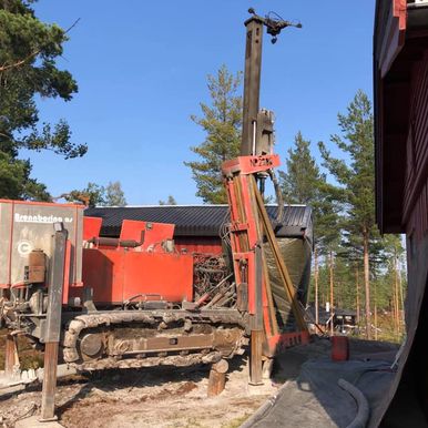 Brønnboring i skog ved hytte