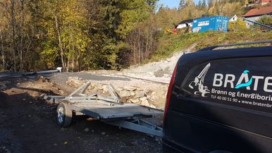 Bråten Brønn og Energiboring AS firmabil og utstyr til brønnboring