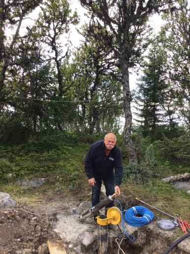 Arbeider ved brønn
