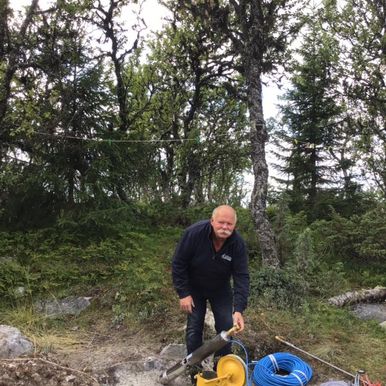Arbeider ved brønn