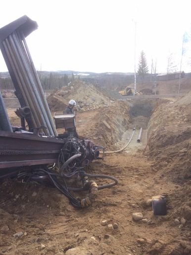 Boring av brønn gjennom rør i bakken