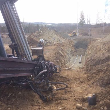 Boring av brønn gjennom rør i bakken