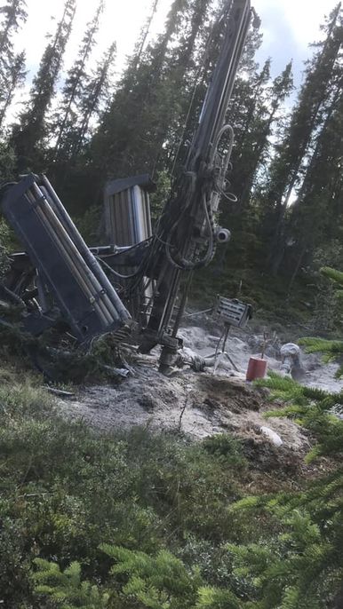 Boring av brønn i skog