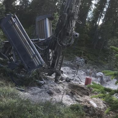 Boring av brønn i skog