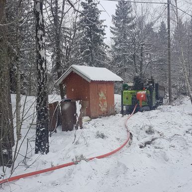 Boring av brønn ved lite bygg i snø