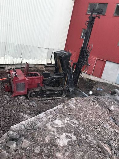 Boring av brønn ved industribygg