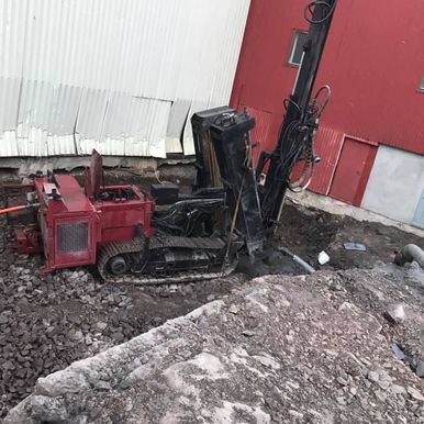 Boring av brønn ved industribygg