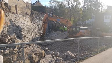 Gravemaskin på byggeplass