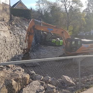 Gravemaskin på byggeplass
