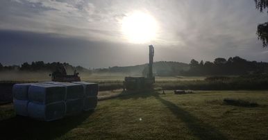 Brønnboring i solnedgang